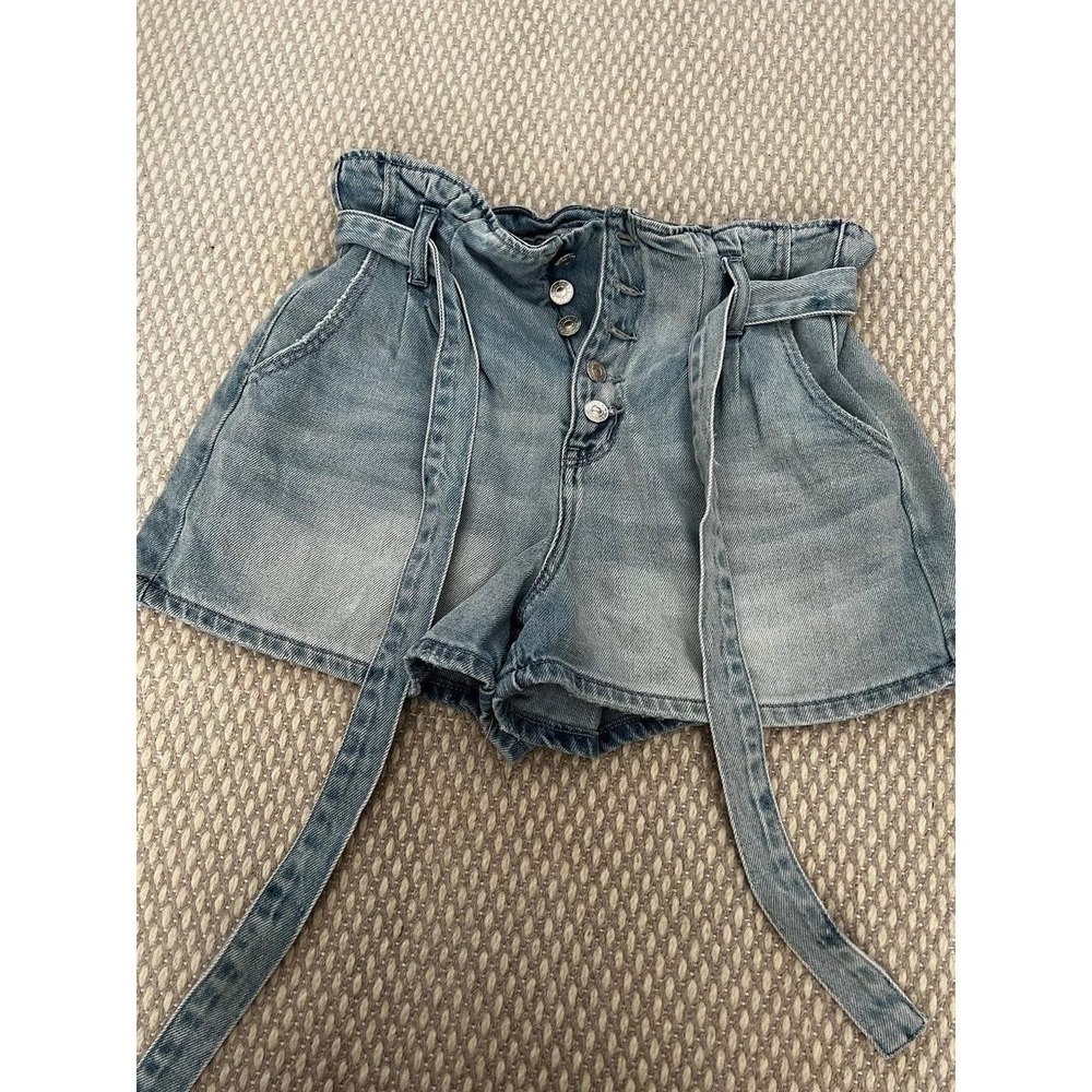 Woman's American Eagle shorts